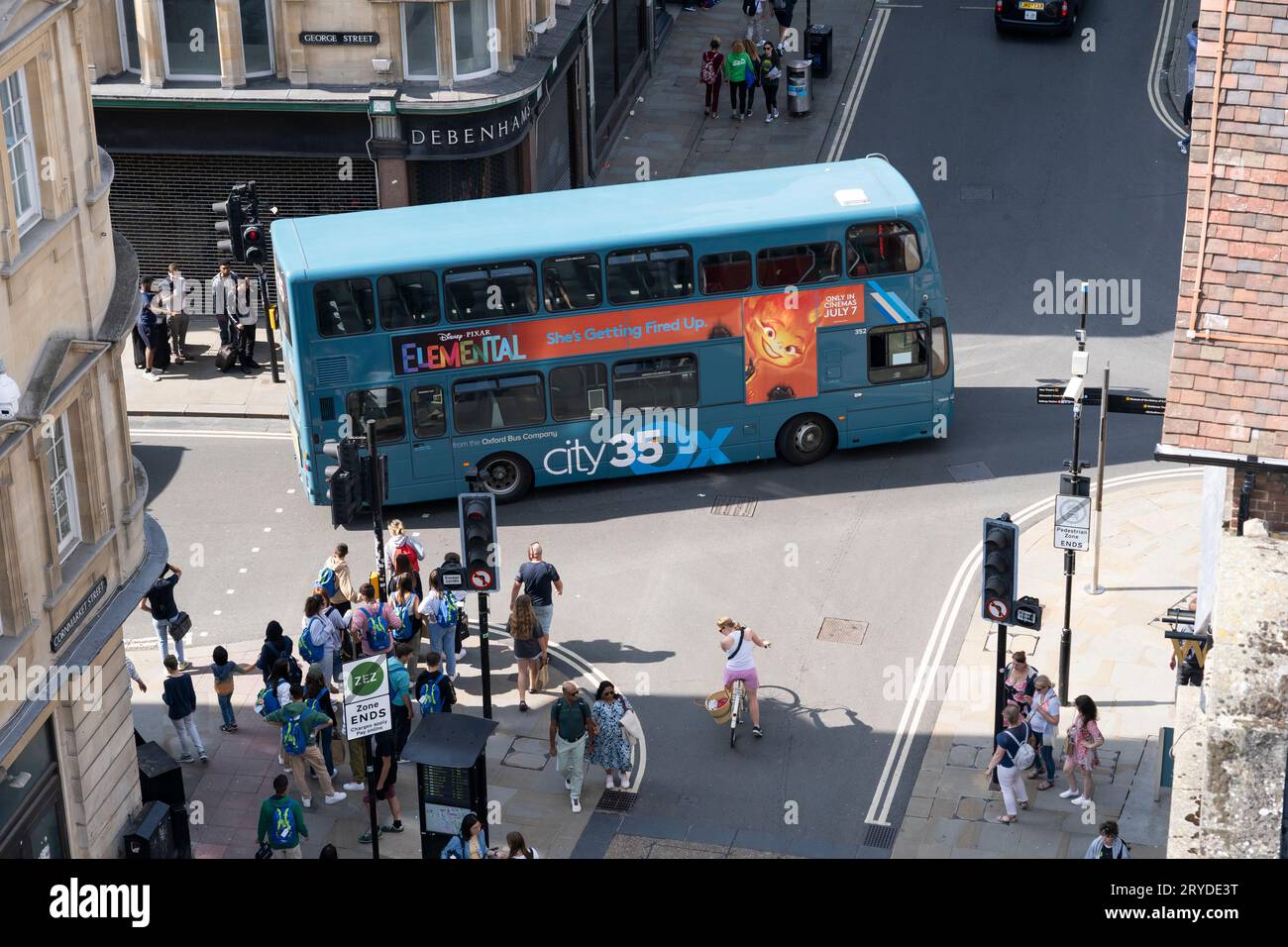 Ein Doppeldeckerbus City 35 Ox, der durch das Zentrum von Oxford fährt, mit einer Filmwerbung für Disney Pixar Elemental auf der Seite. England Stockfoto
