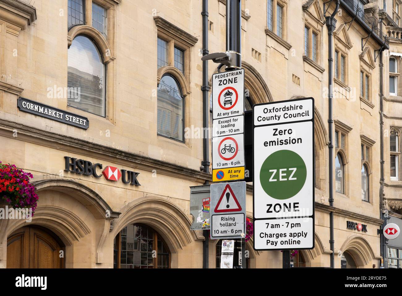 Ein Schild, das die Autofahrer warnt, dass sie in eine ZEZ (Zero Emission Zone) in der Cornmarket Street, Oxford, einfahren. Konzept: Reduzierung der Emissionen, Verringerung des Verkehrs Stockfoto
