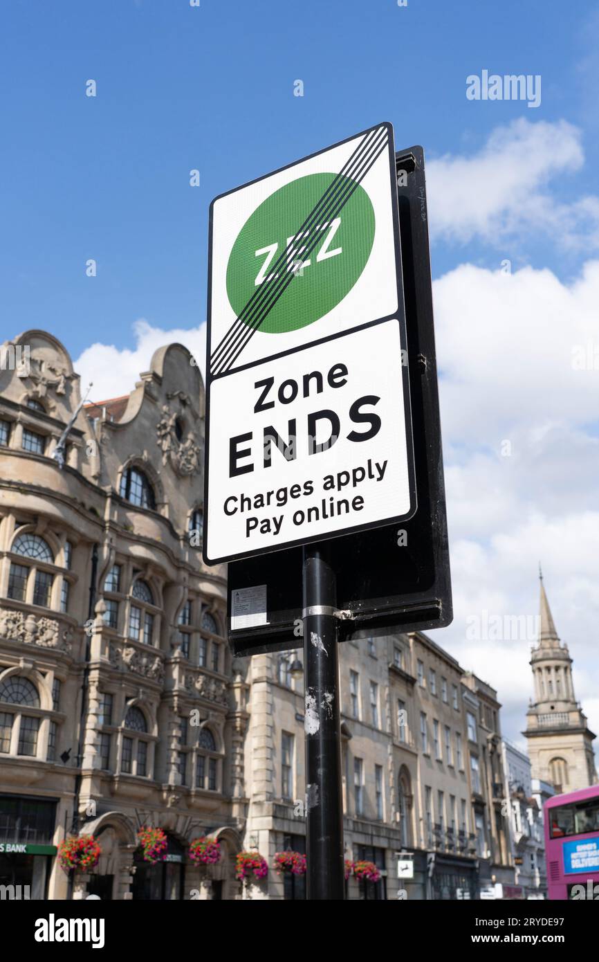 Eine ZEZ-Zone endet an der Oxford High Street, England. Konzept: Fahrzeugemissionen, Verringerung von Verkehrsstaus, Verringerung des Verkehrs Stockfoto