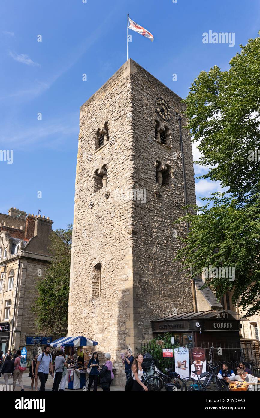Der Carfax Tower aus dem 12. Jahrhundert (Saint Martin's Tower) ist ein Wahrzeichen des Glockenturms, der das Zentrum von Oxford, England, markiert Stockfoto