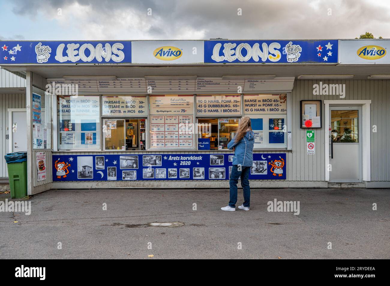 Leons berühmter Hot-Dog-Kiosk in Norrköping, Schweden. Der Kiosk muss wegen des Eisenbahnbaus in ein paar Jahren umziehen. Stockfoto