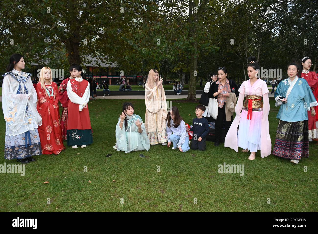 Potter Field Park, London, Großbritannien. 30. September 2023. Eine immersive Performance in Hanfu (汉服) anlässlich des 74. Jahrestages der Gründung von Neu-China (新中国). Um unseren Ritualsinn für traditionelle chinesische Feste widerzuspiegeln, führten chinesische Jugendliche stolz eine groß angelegte Hanfu (汉服)-Eintauchveranstaltung durch, um das traditionelle chinesische Hanfu zu präsentieren. Erleben Sie den Charme der traditionellen chinesischen Kultur und lassen Sie ausländische Freunde die reiche traditionelle kulturelle Atmosphäre Chinas spüren. Das Tragen von Hanfu (汉服) ist eine Möglichkeit, die traditionelle chinesische Kultur zu erben und zu fördern. Stockfoto