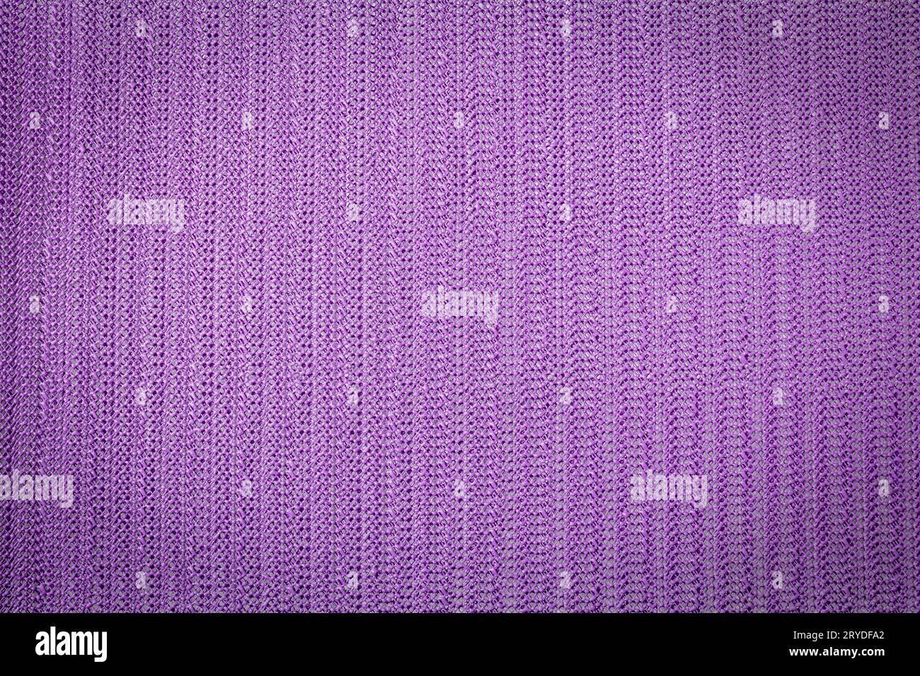 Abstrakter lavendelfarbener Mesh-Stoffhintergrund mit Vignette-Draufsicht, Makrofotografie. Stockfoto