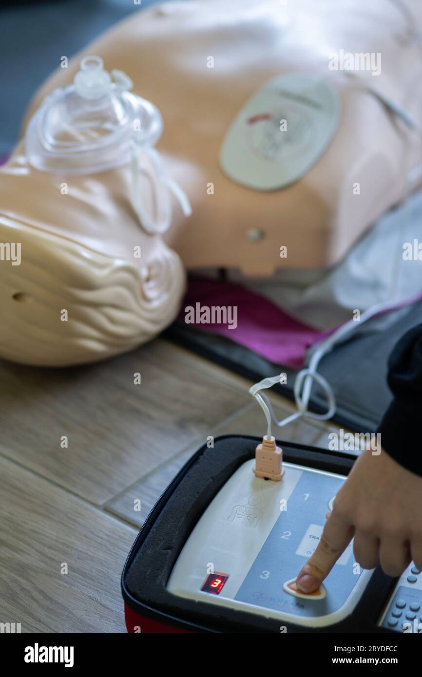 BLSD. Erste-Hilfe-Schulungskonzept. Der Einsatz eines automatischen externen Defibrillators bei der Durchführung einer kardiopulmonalen Basisreanimation Stockfoto
