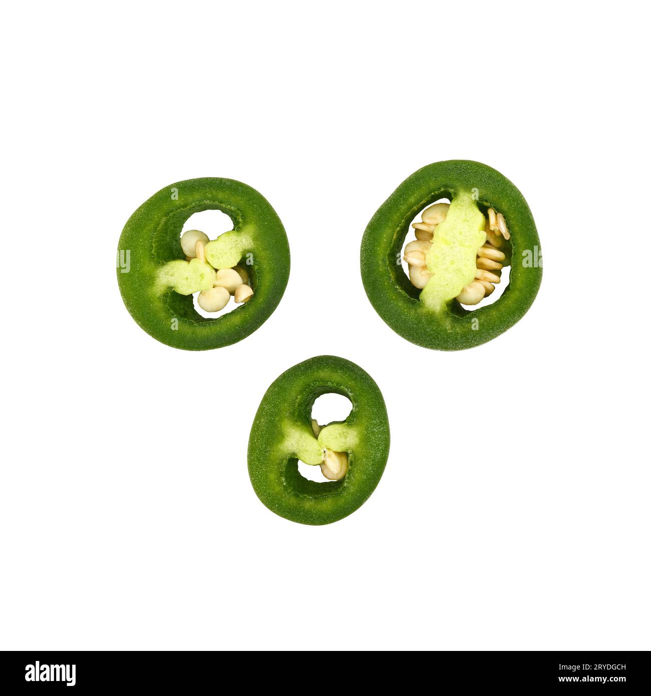 Nahaufnahme drei geschnittene grüne Jalapeno-Paprika isoliert Stockfoto