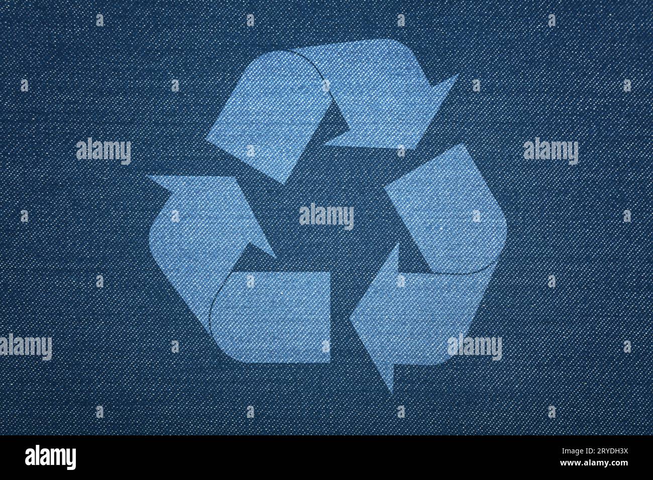 Blauer Denim-Hintergrund mit Recycling-Logo Stockfoto