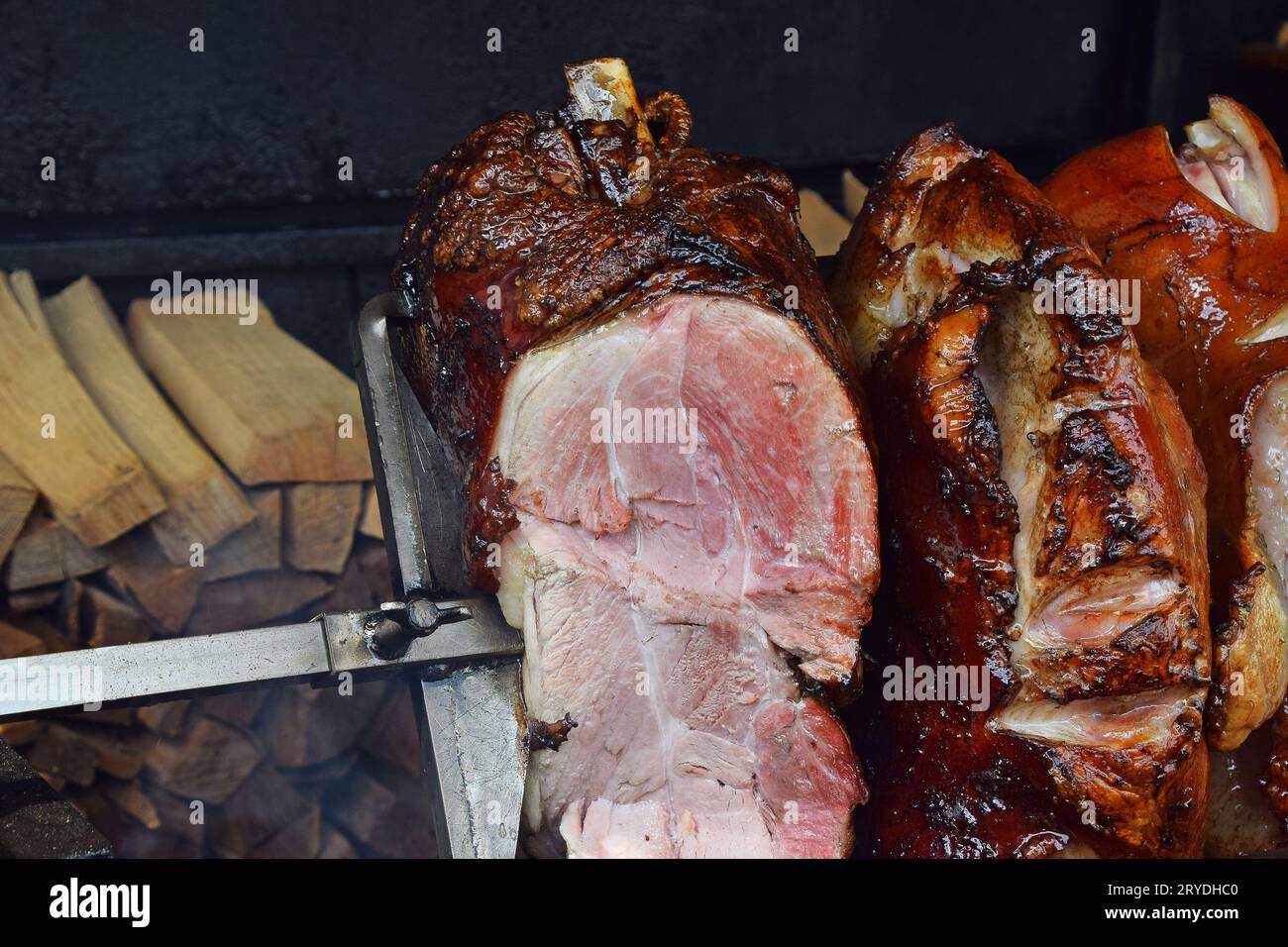 Close up Schweinefleisch gebraten auf offenen Holzfeuer Stockfoto