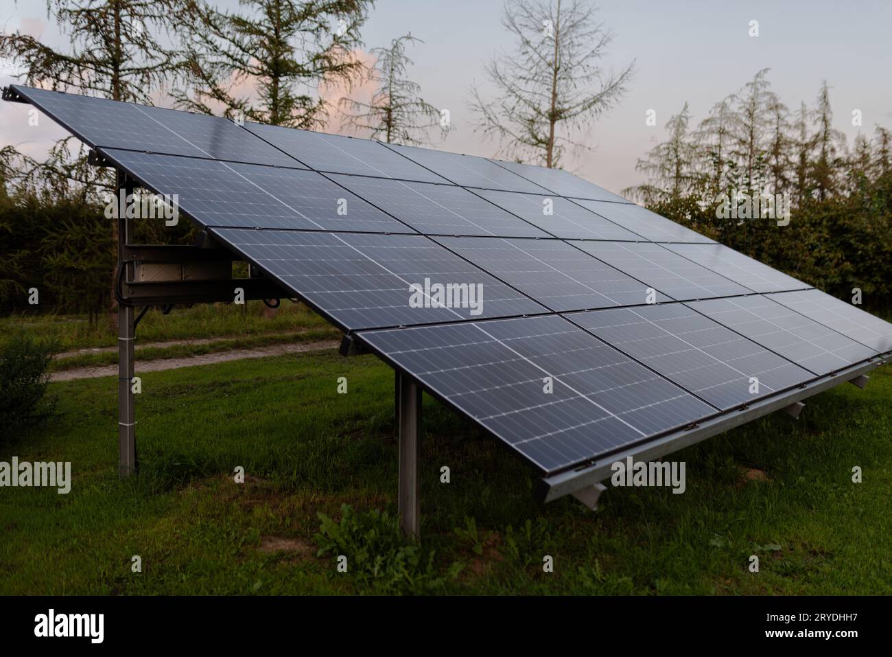 Solarpaneele, Photovoltaikmodule für die Erzeugung erneuerbarer Elektrizität. Grüne Energie, Öko Stockfoto