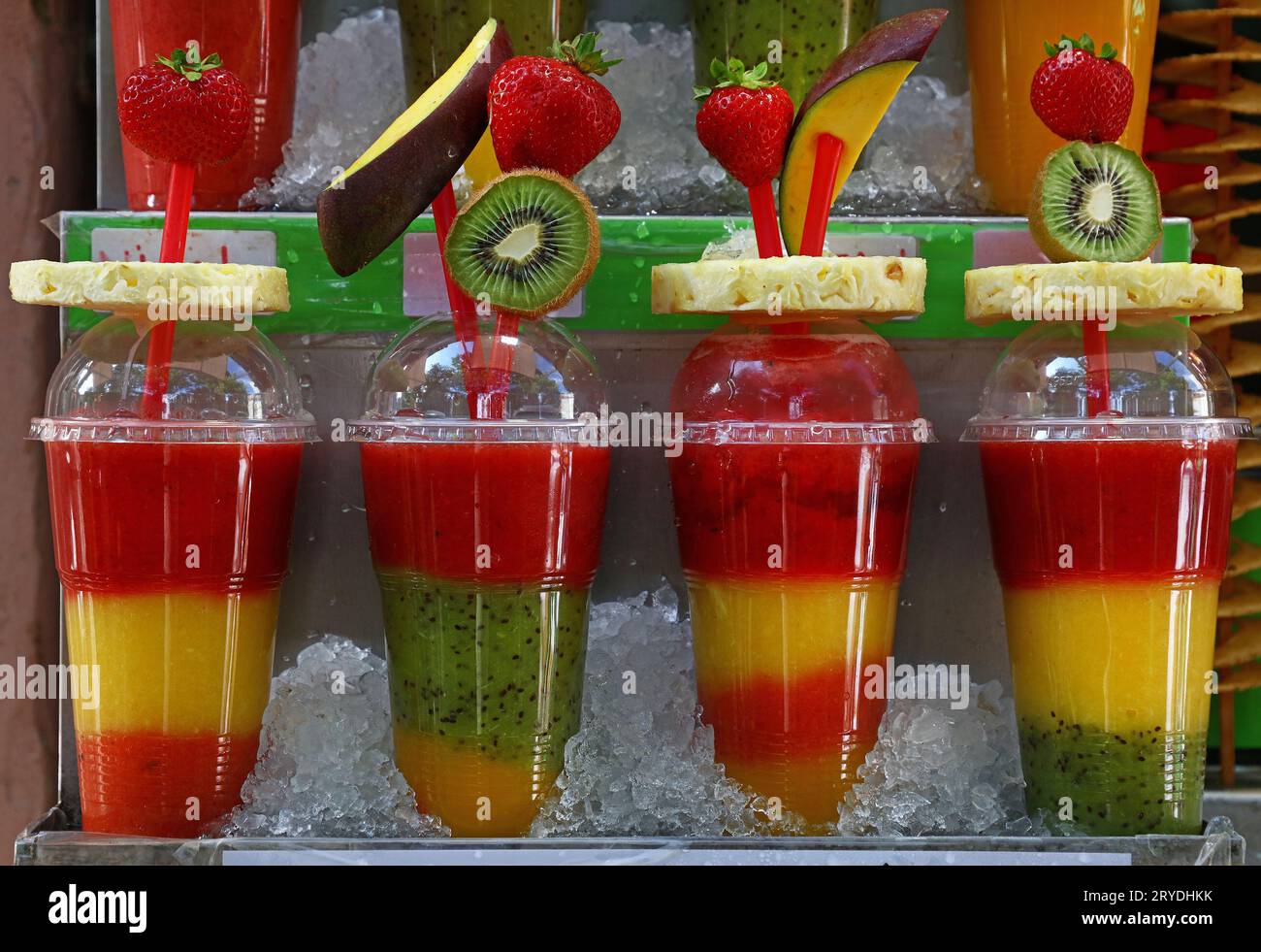 Frische Fruchtsäfte und Smoothies im Einzelhandelsregal Stockfoto