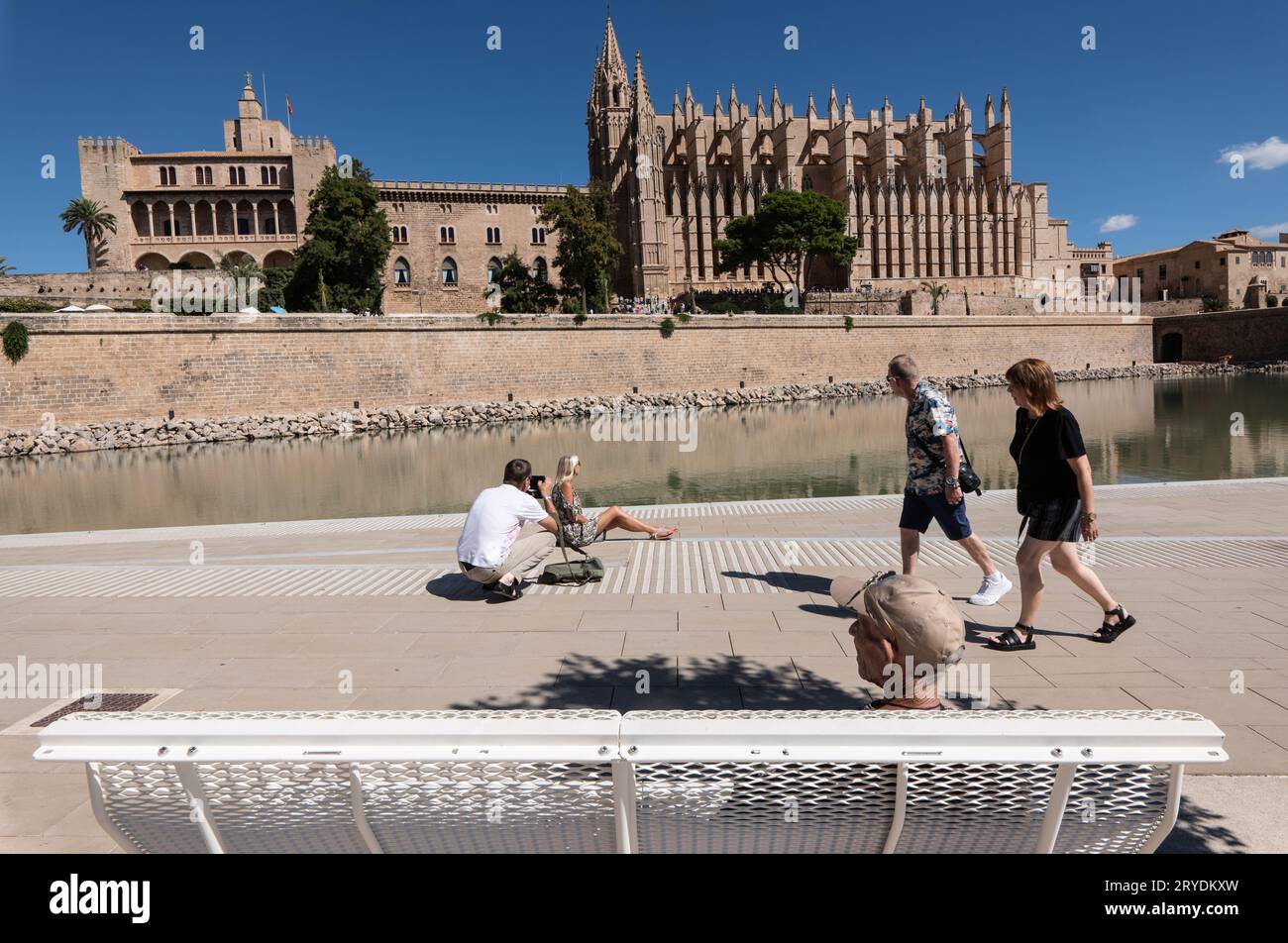 Touristen und Einheimische schauen sich die Kathedrale Santa Maria Palma Mallorca Spanien an. Bild: Garyroberts/worldwidefeatures.com Stockfoto