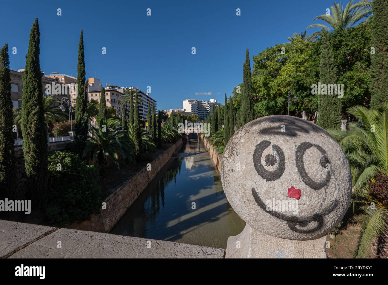 Gemaltes Gesicht auf Steinpfahl Pont de la Porta de Santa Catalina. Mallorca Spanien. Bild: Garyroberts/worldwidefeatures.com Stockfoto