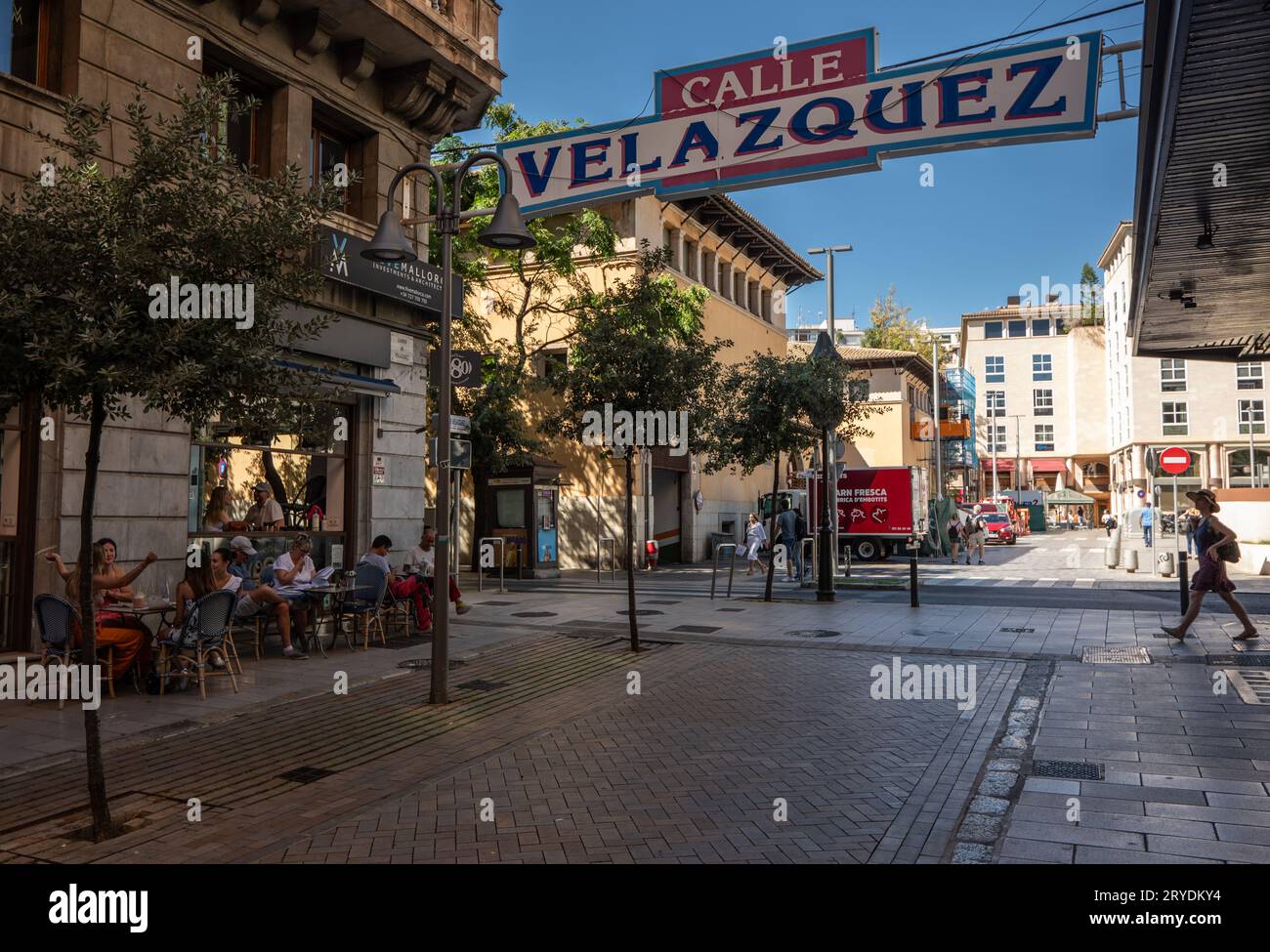 Calle Velazquez. Die Straße wurde zu Fußgängerzonen umgebaut, um lokale Unternehmen zu fördern und verbindet die Straße mit der beliebten Einkaufsstraße von Sindicato. Mallorca Stockfoto