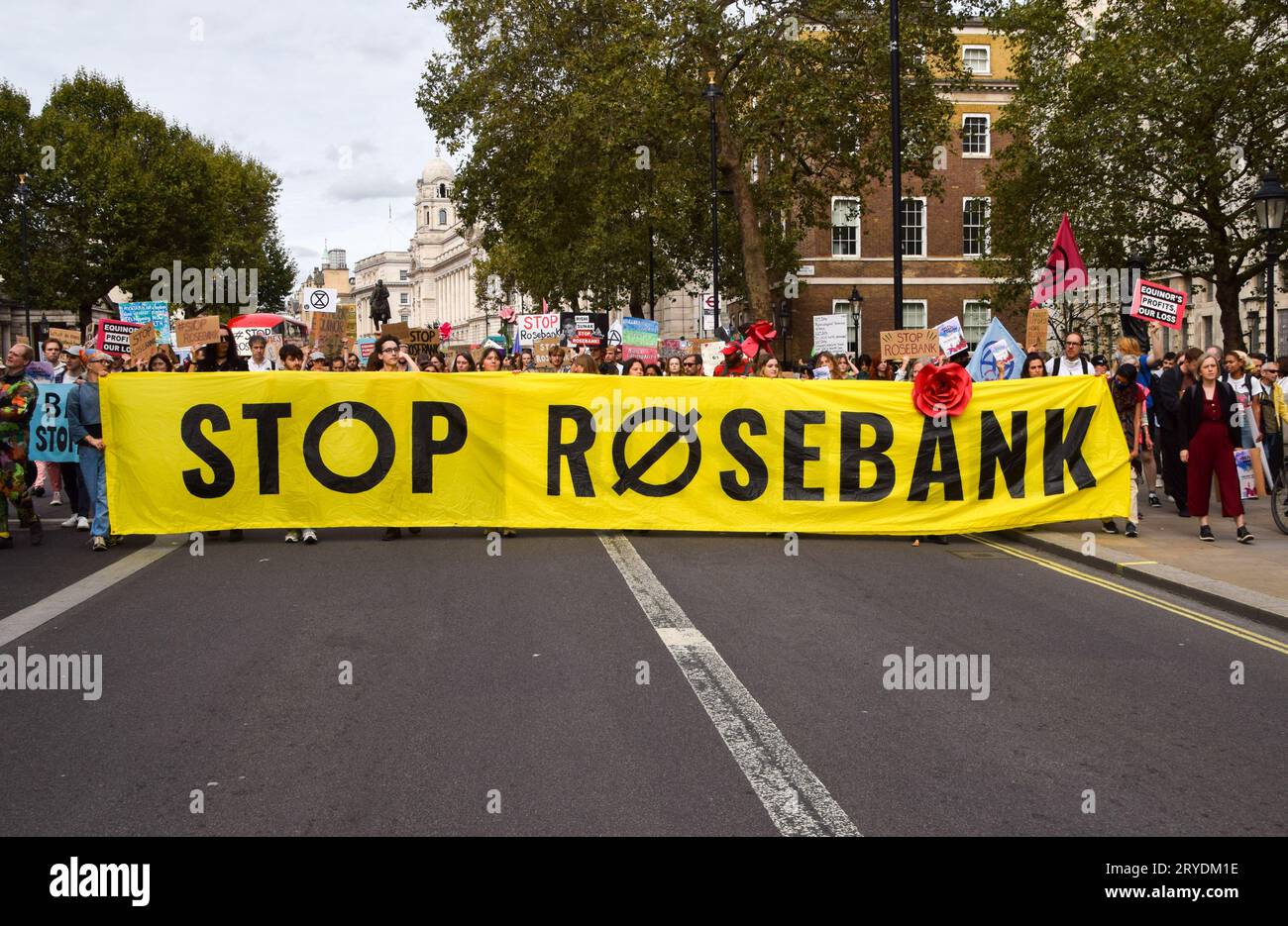 London, Großbritannien. September 2023 30. Demonstranten halten während der Demonstration in Whitehall ein "Stop Rosebank"-Banner. Klimaprotestierende marschierten zur norwegischen Botschaft, um gegen das Öl- und Gasfeld Rosebank zu protestieren, das kürzlich von der britischen Regierung genehmigt wurde. Rosebank wird von der norwegischen Firma Equinor betrieben. Quelle: SOPA Images Limited/Alamy Live News Stockfoto