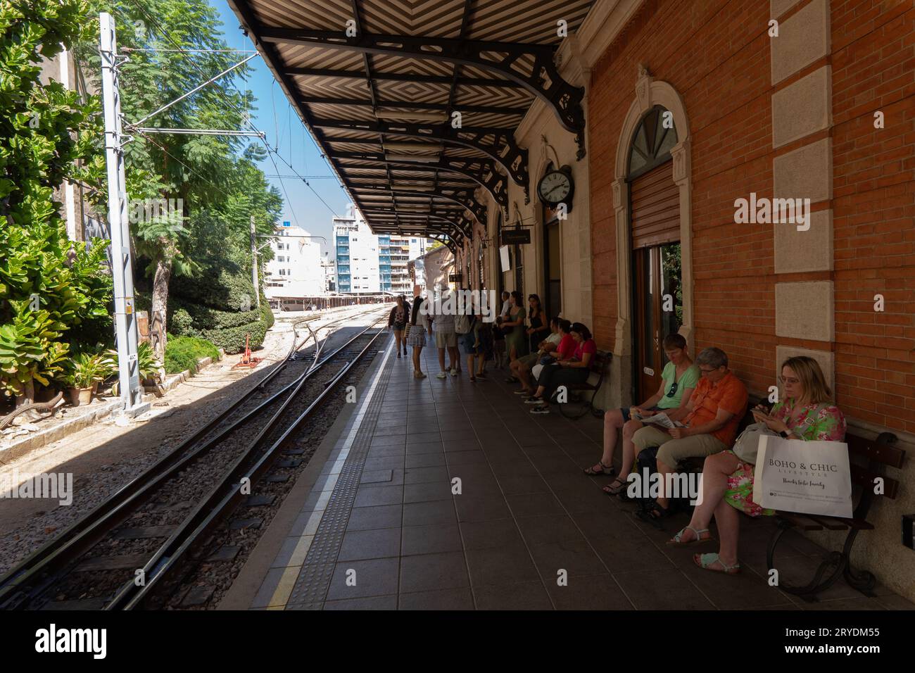 Leute am Bahnhof warten auf Palma zum Soller Vintage Train. Palma, Mallorca Spanien. Bild: Garyroberts/worldwidefeatures.com Stockfoto