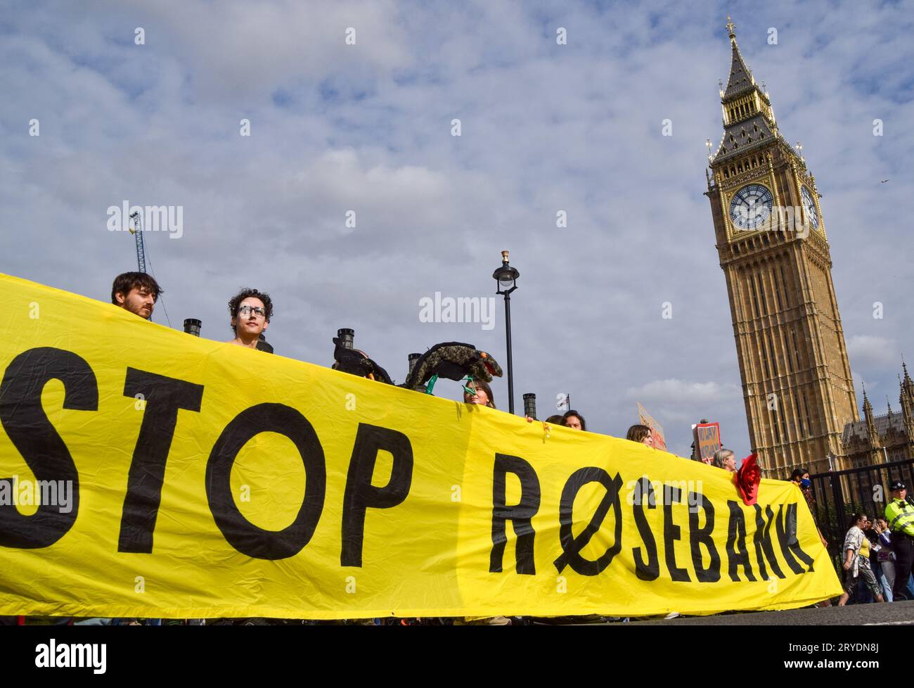 London, Großbritannien. September 2023 30. Demonstranten halten während der Demonstration auf dem Parlamentsplatz ein "Stop Rosebank"-Banner. Klimaprotestierende marschierten zur norwegischen Botschaft, um gegen das Öl- und Gasfeld Rosebank zu protestieren, das kürzlich von der britischen Regierung genehmigt wurde. Rosebank wird von der norwegischen Firma Equinor betrieben. (Foto: Vuk Valcic/SOPA Images/SIPA USA) Credit: SIPA USA/Alamy Live News Stockfoto