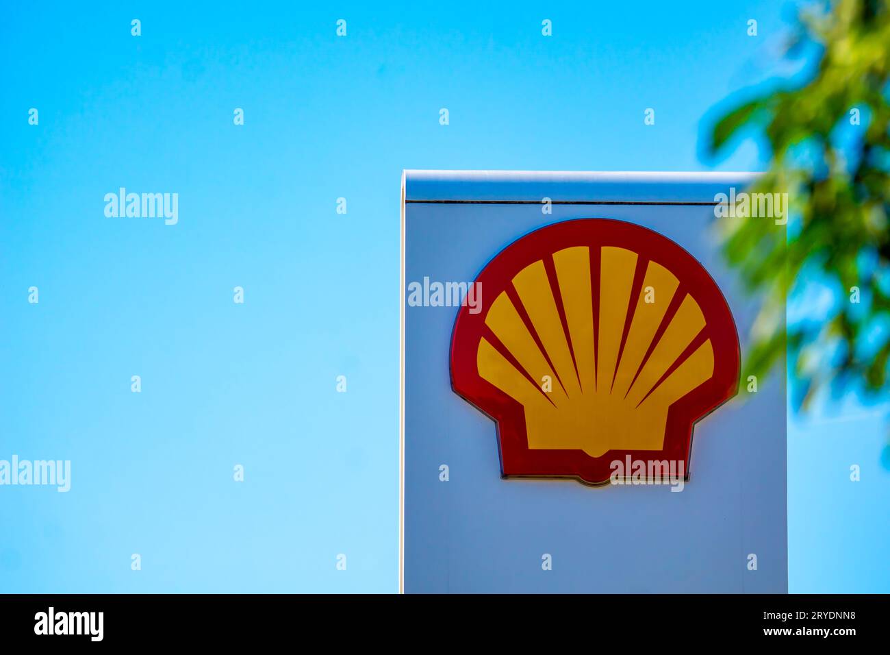 Wałbrzych, Polen - 08.24.2023: Schild mit dem Shell-Logo der Öltankstelle Stockfoto