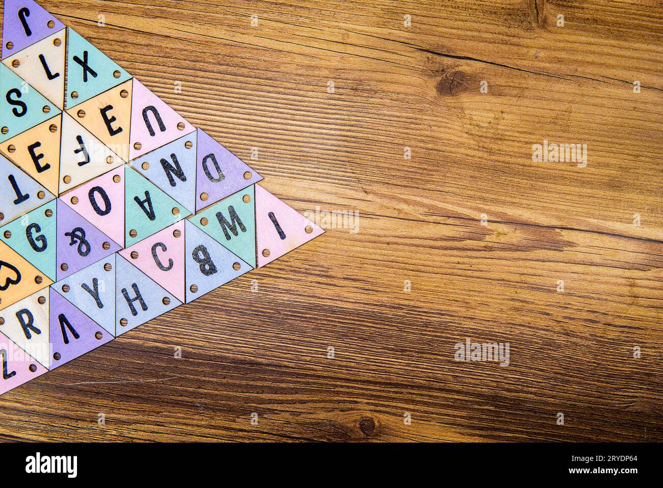 Lasergravierte Buchstaben liegen flach auf Holztisch Stockfoto