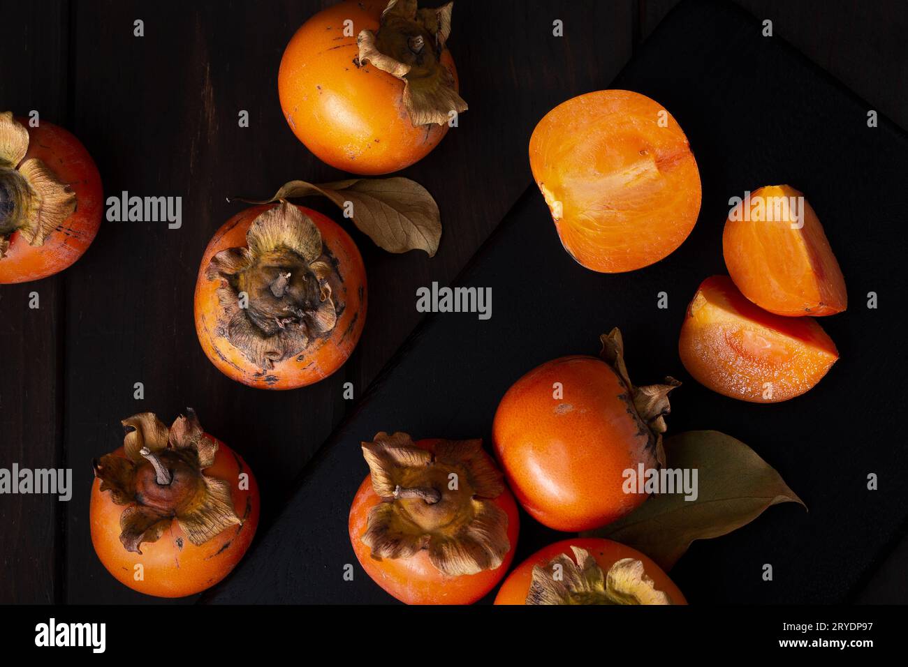 Persimmon-Stillleben in der Tiefen Stockfoto