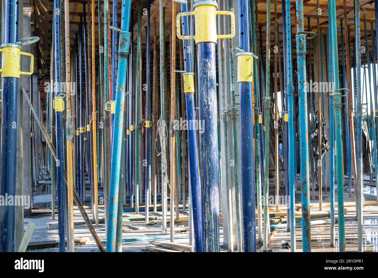 Metallstreben in der Baukonstruktion im Bau Stockfoto