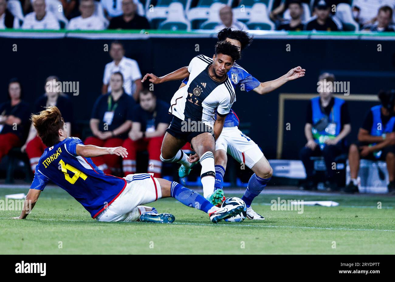 Wolfsburg, Volkswagen-Arena, 09.09.23: Kevin Schade aus deutschland fordert Daiki Hashioka aus japan im Freundschaftsspiel zwischen Deutschland und Japan heraus. Stockfoto