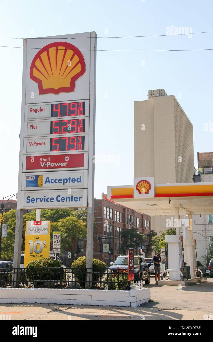 Eine Shell-Tankstelle zeigt am 30. September 2023 Preise von über fünf Dollar pro Gallone an einem Standort auf der Nordseite Chicagos an. Die Gaspreise in Illinois sind um 14 Cent höher als in der Vorwoche, und Illinois zählt zu den zehn teuersten staaten für Benzin. Die Fahrer zahlen mehr, nachdem Saudi-Arabien und seine Verbündeten angekündigt haben, dass sie die Ölproduktion senken werden. (Foto: Alexandra Buxbaum/SIPA USA) Credit: SIPA USA/Alamy Live News Stockfoto