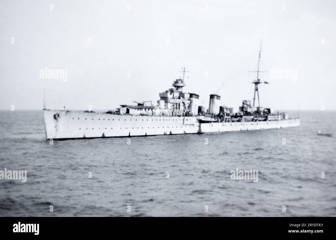 Der spanische Kreuzer Miguel de Cervantes wurde am 08/1936 während des Spanischen Bürgerkriegs von der HMS Codrington aus gesehen, als das republikanische Schiff den britischen Dampfer Gibel Jerom in internationalen Gewässern abfing. Stockfoto