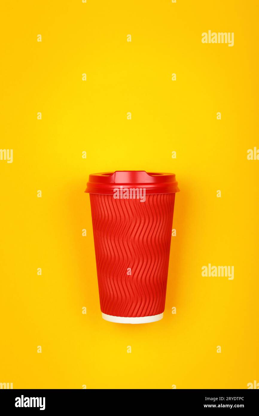 Rote Papierkaffeetasse über gelb Stockfoto