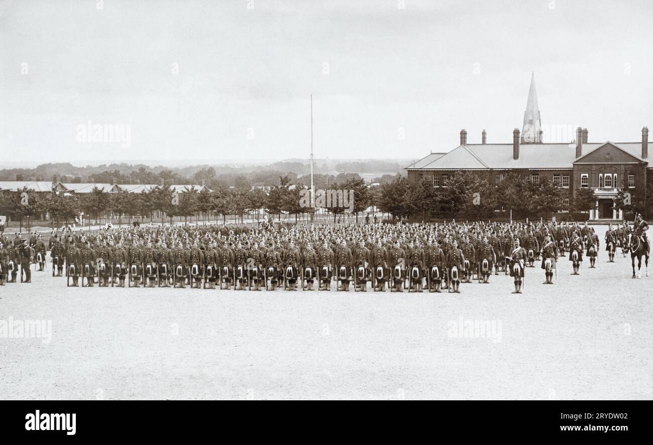 Die Gordon Highlanders auf Parade in Aldershot für eine Inspektion durch den General um 1910. Das Gebäude auf der rechten Seite ist das Hauptquartier des Aldershot-Kommandos. Stockfoto