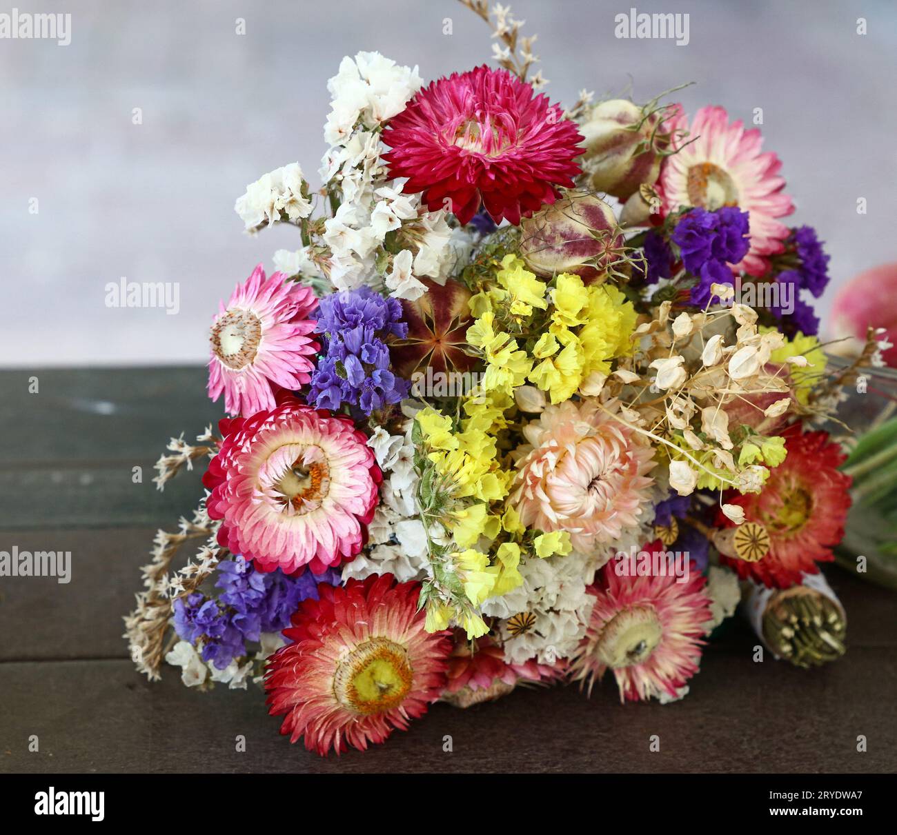 Strauß getrockneter Blumen auf dem Tisch Stockfoto