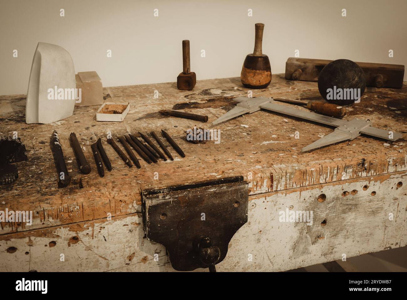 Alte Holzbearbeitung Werkzeug Hand: Holz- Ebene, Meißel und Zeichnung Messer in einer Schreinerei auf schmutzigen rustikalen Tisch mit Sägemehl Hintergrund Seite v Stockfoto