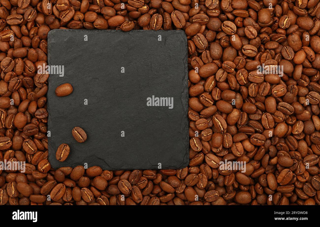 Schwarzes Schieferschild über gerösteten Kaffeebohnen Stockfoto
