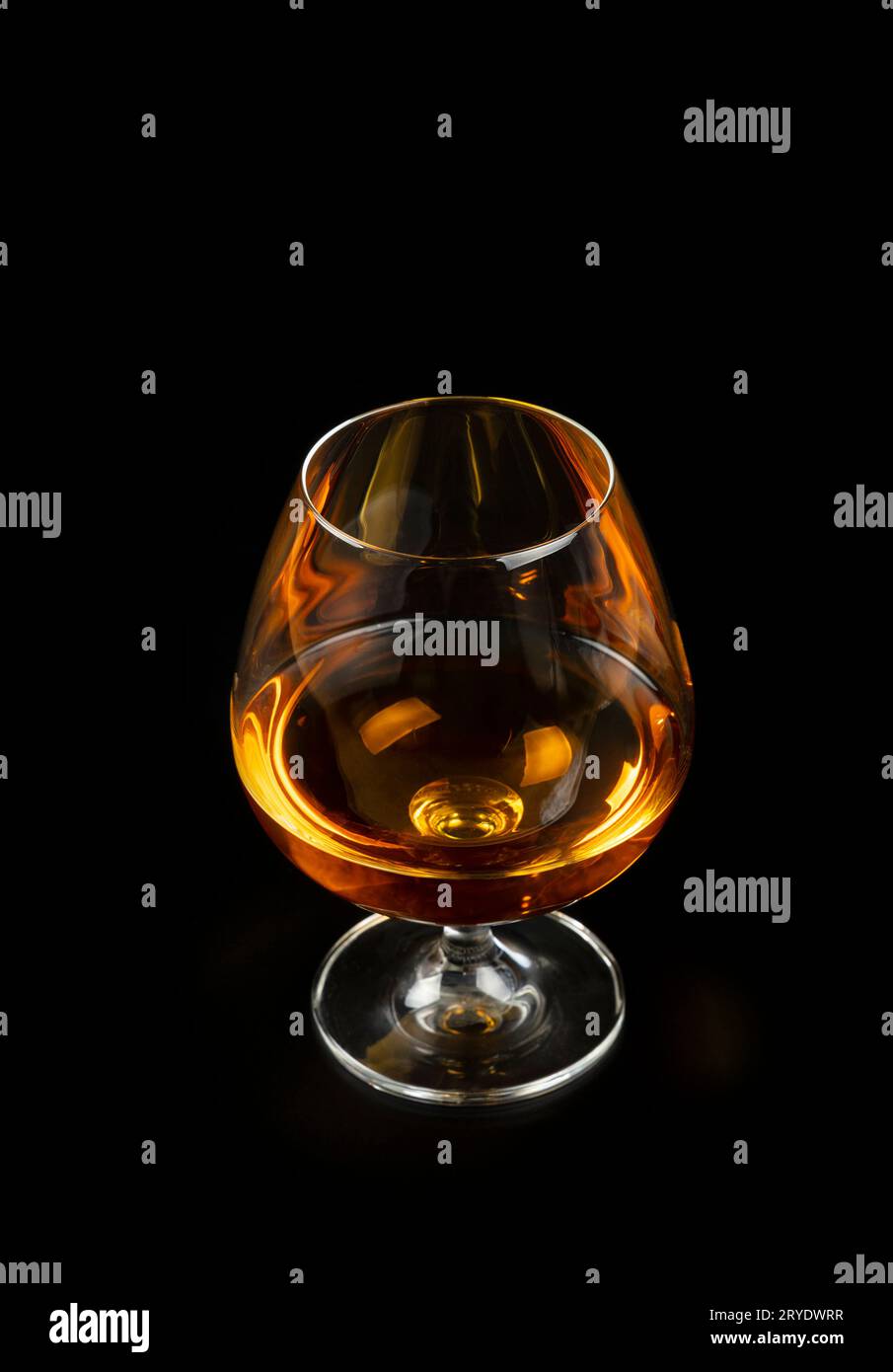 Glas Cognac oder Brandy isoliert auf Schwarz Stockfoto