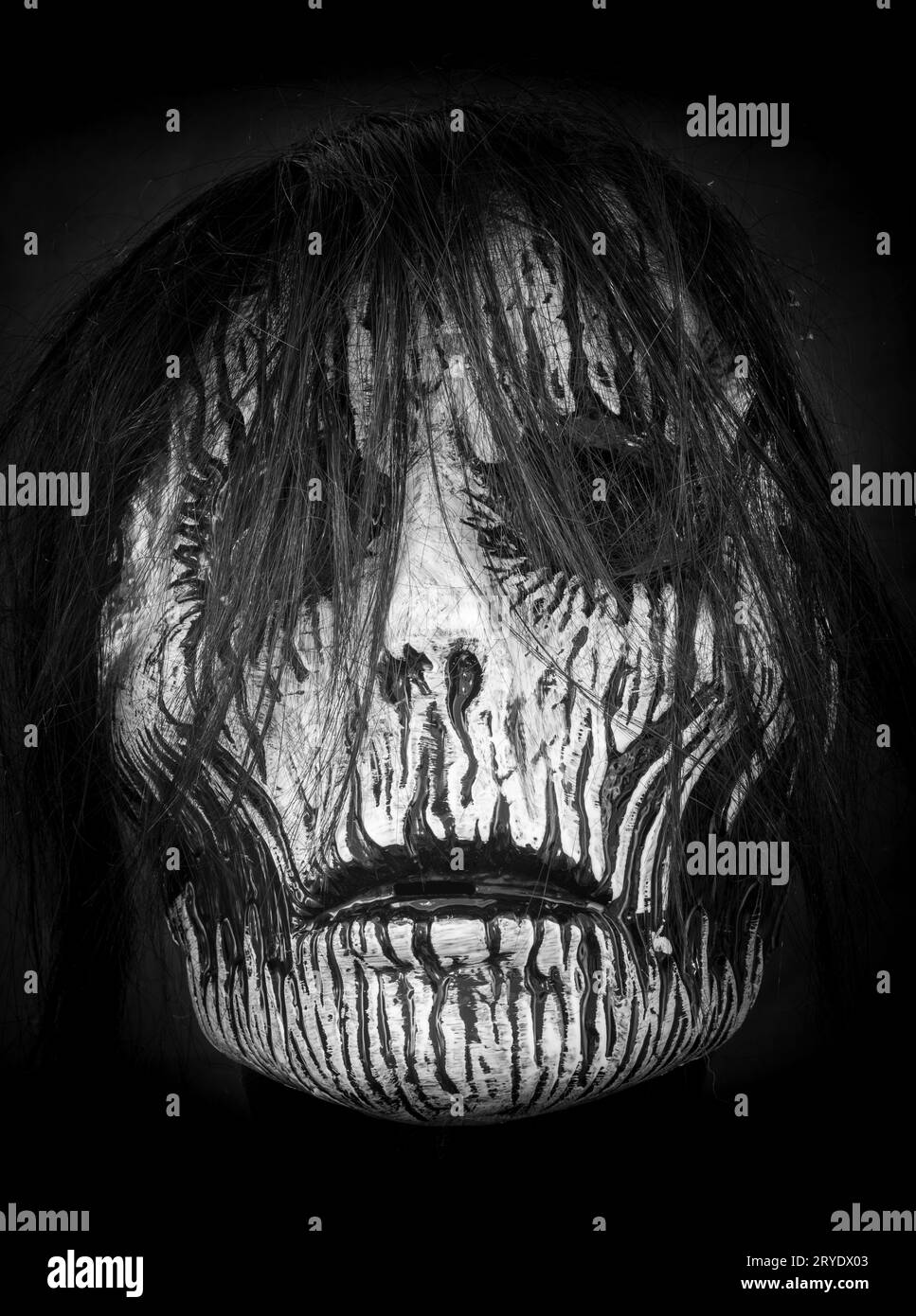 Gespenstische Ghoul-Maske isoliert auf Schwarz Stockfoto