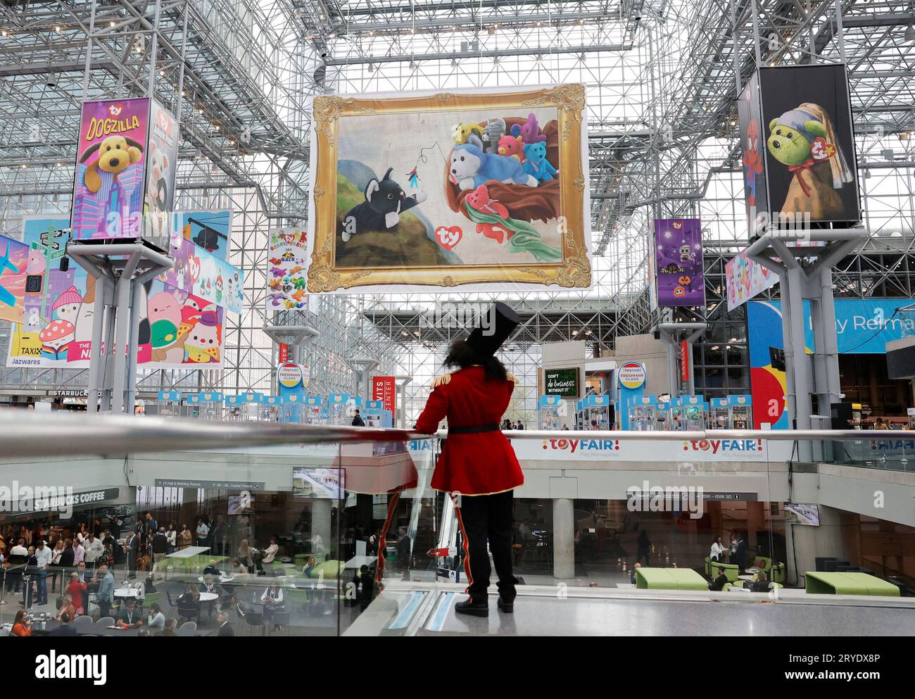 New York, Usa. September 2023 30. Darsteller in Kostümen spazieren unter den Teilnehmern auf der New York Toy Fair im Jacob K. Javits Convention Center in New York City am Samstag, den 30. September 2023. Foto von John Angelillo/UPI Credit: UPI/Alamy Live News Stockfoto