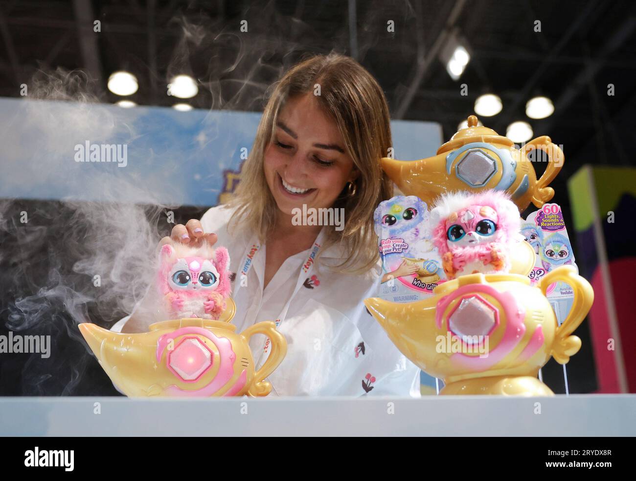 New York, Usa. September 2023 30. Magic Mixies Magic Genie Lamp wird am Samstag, den 30. September 2023, auf der New York Toy Fair im Jacob K. Javits Convention Center in New York City gezeigt. Foto von John Angelillo/UPI Credit: UPI/Alamy Live News Stockfoto