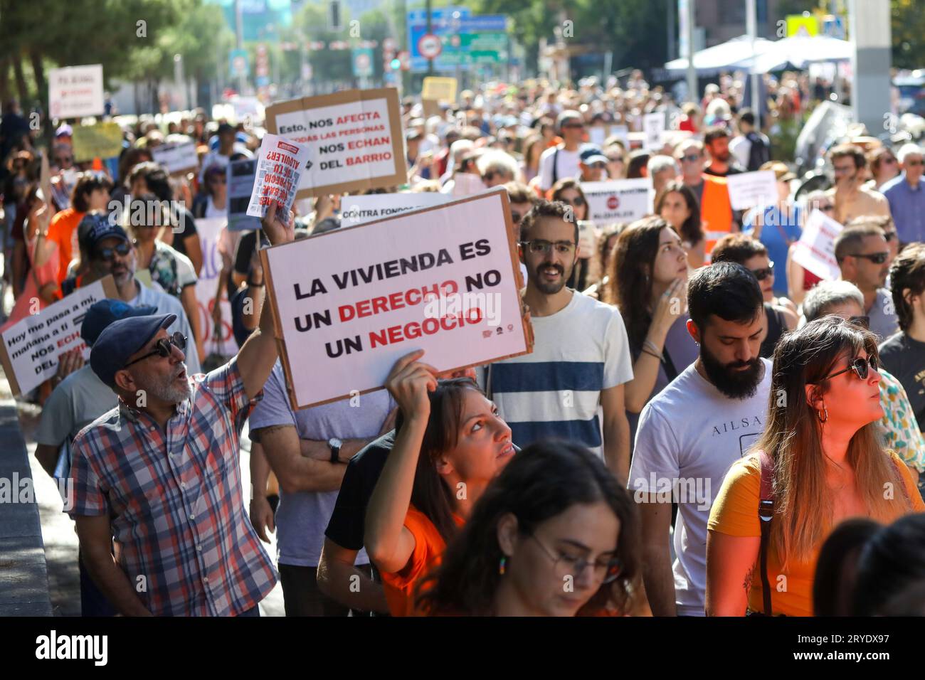 Madrid, Spanien. September 2023 30. Die Bewohner des Madrider Stadtviertels Puerta del Angel halten während der Demonstration Plakate. Die Bewohner des Madrider Viertels Puerta del Angel haben eine weitere Woche auf den Straßen demonstriert und Immobilienspekulationen, die Geiergelder, die das Viertel übernehmen, und die Gentrifizierung angeprangert, die das Leben in dem beliebten Viertel immer teurer macht. Quelle: SOPA Images Limited/Alamy Live News Stockfoto