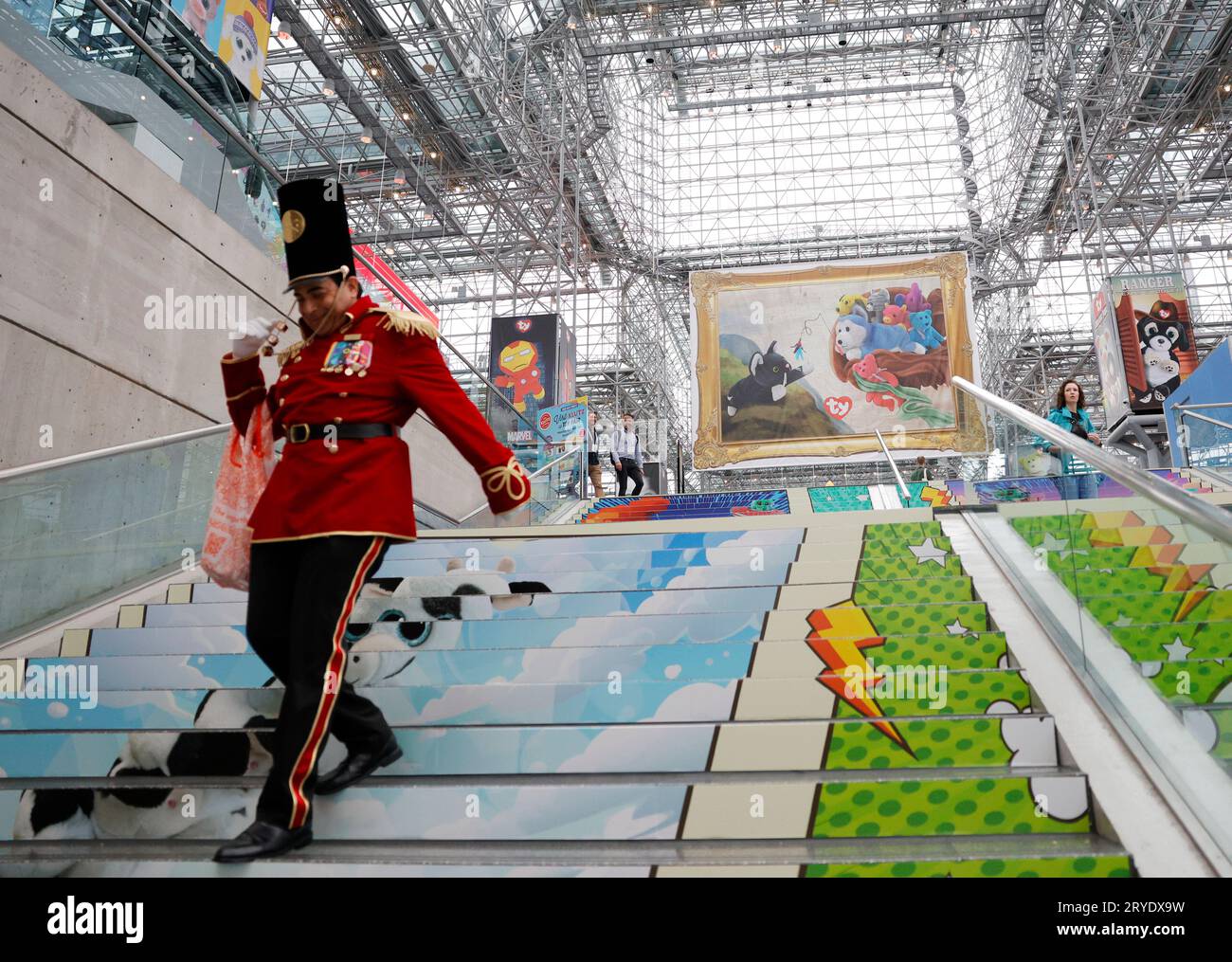 New York, Usa. September 2023 30. Darsteller in Kostümen spazieren unter den Teilnehmern auf der New York Toy Fair im Jacob K. Javits Convention Center in New York City am Samstag, den 30. September 2023. Foto von John Angelillo/UPI Credit: UPI/Alamy Live News Stockfoto