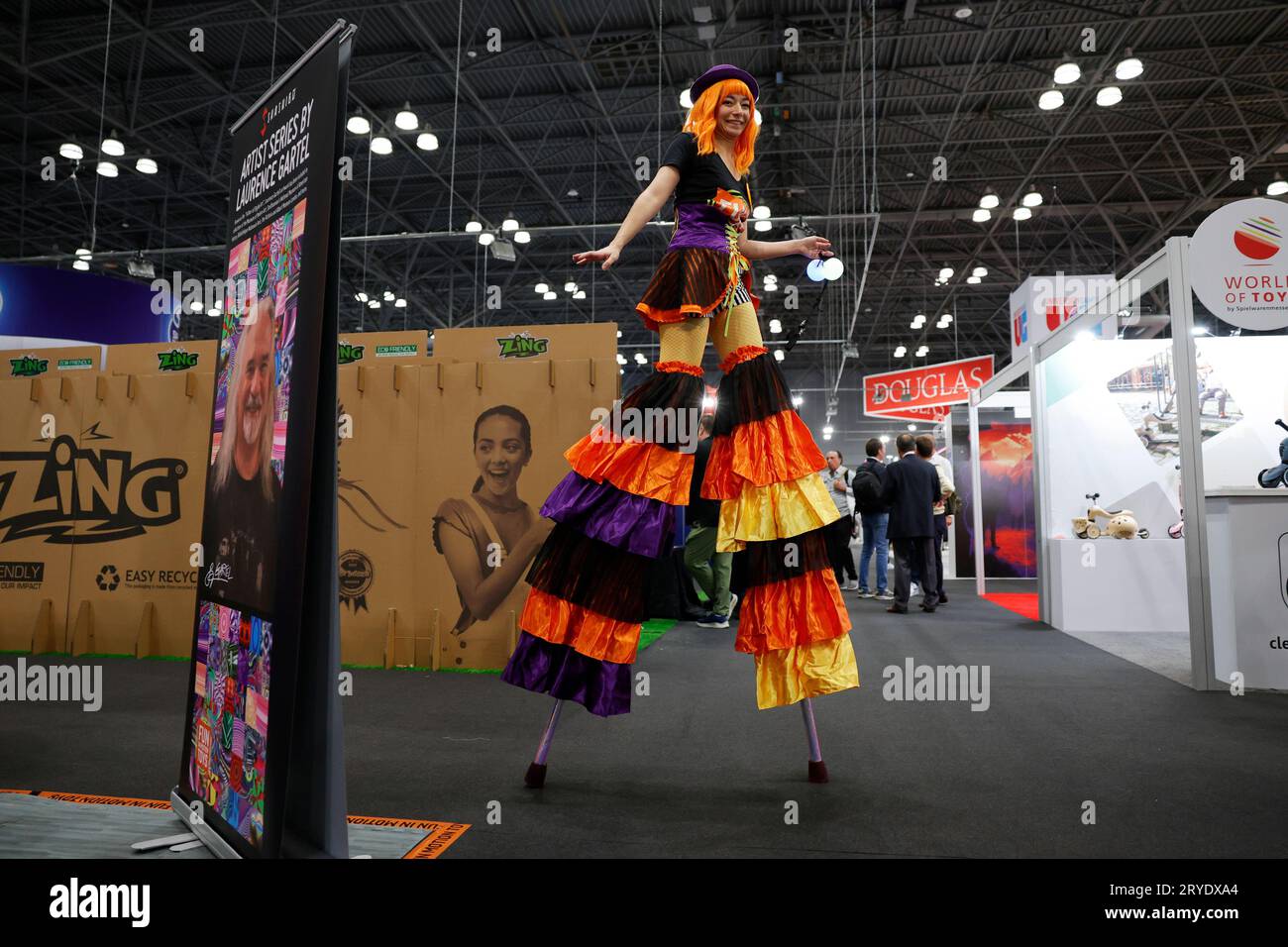 New York, Usa. September 2023 30. Künstler auf Stelzen spazieren unter den Teilnehmern auf der New York Toy Fair im Jacob K. Javits Convention Center in New York City am Samstag, den 30. September 2023. Foto von John Angelillo/UPI Credit: UPI/Alamy Live News Stockfoto