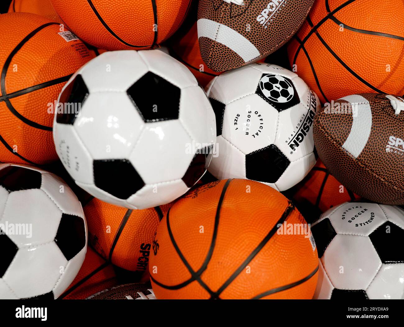New York, Usa. September 2023 30. Fußballbälle, Basketbälle und Fußbälle von Sport Design sind auf der New York Toy Fair am Samstag, den 30. September 2023, im Jacob K. Javits Convention Center in New York City zu sehen. Foto von John Angelillo/UPI Credit: UPI/Alamy Live News Stockfoto