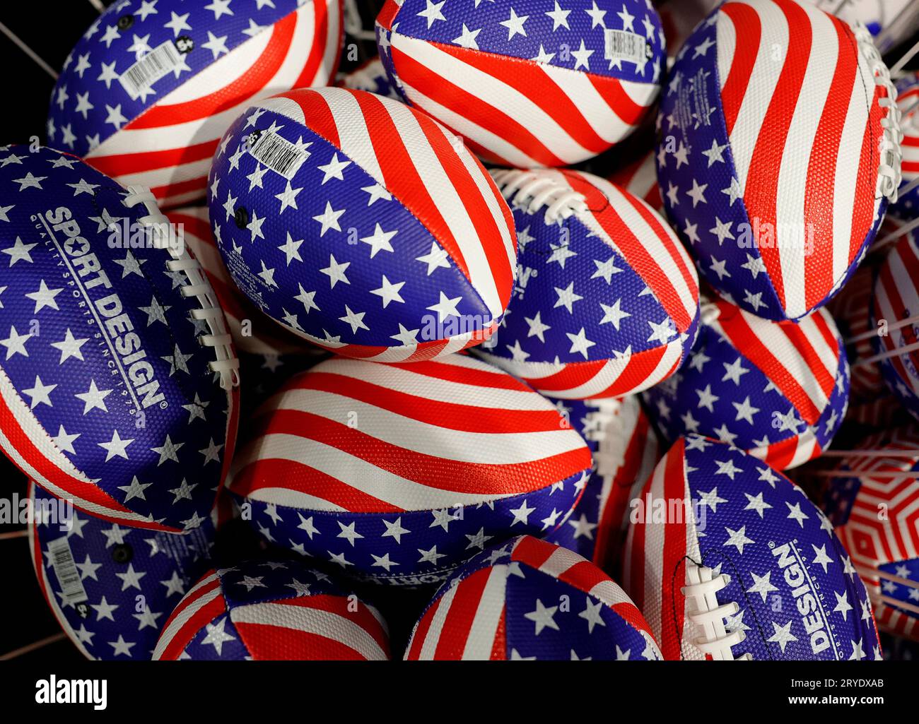 New York, Usa. September 2023 30. Auf der New York Toy Fair im Jacob K. Javits Convention Center in New York City werden am Samstag, den 30. September 2023, Fußbälle von Sport Design in rot-weißer und blauer amerikanischer Flagge ausgestellt. Foto von John Angelillo/UPI Credit: UPI/Alamy Live News Stockfoto