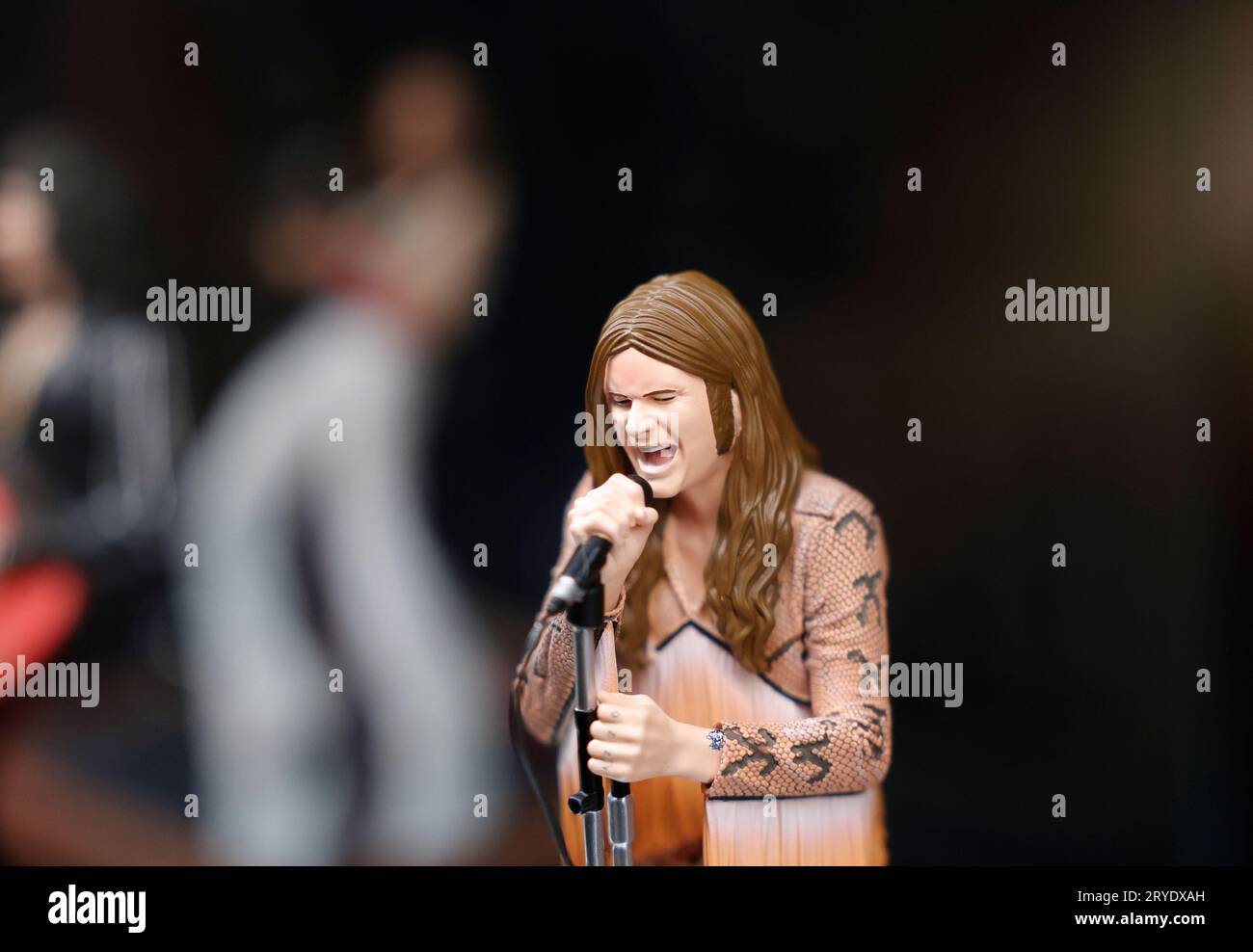 New York, Usa. September 2023 30. Statuen von Ozzy Osbourne und Black Sabbath vom Spielzeughersteller KnuckleBonz sind auf der New York Toy Fair am Samstag, den 30. September 2023, im Jacob K. Javits Convention Center in New York City zu sehen. Foto von John Angelillo/UPI Credit: UPI/Alamy Live News Stockfoto