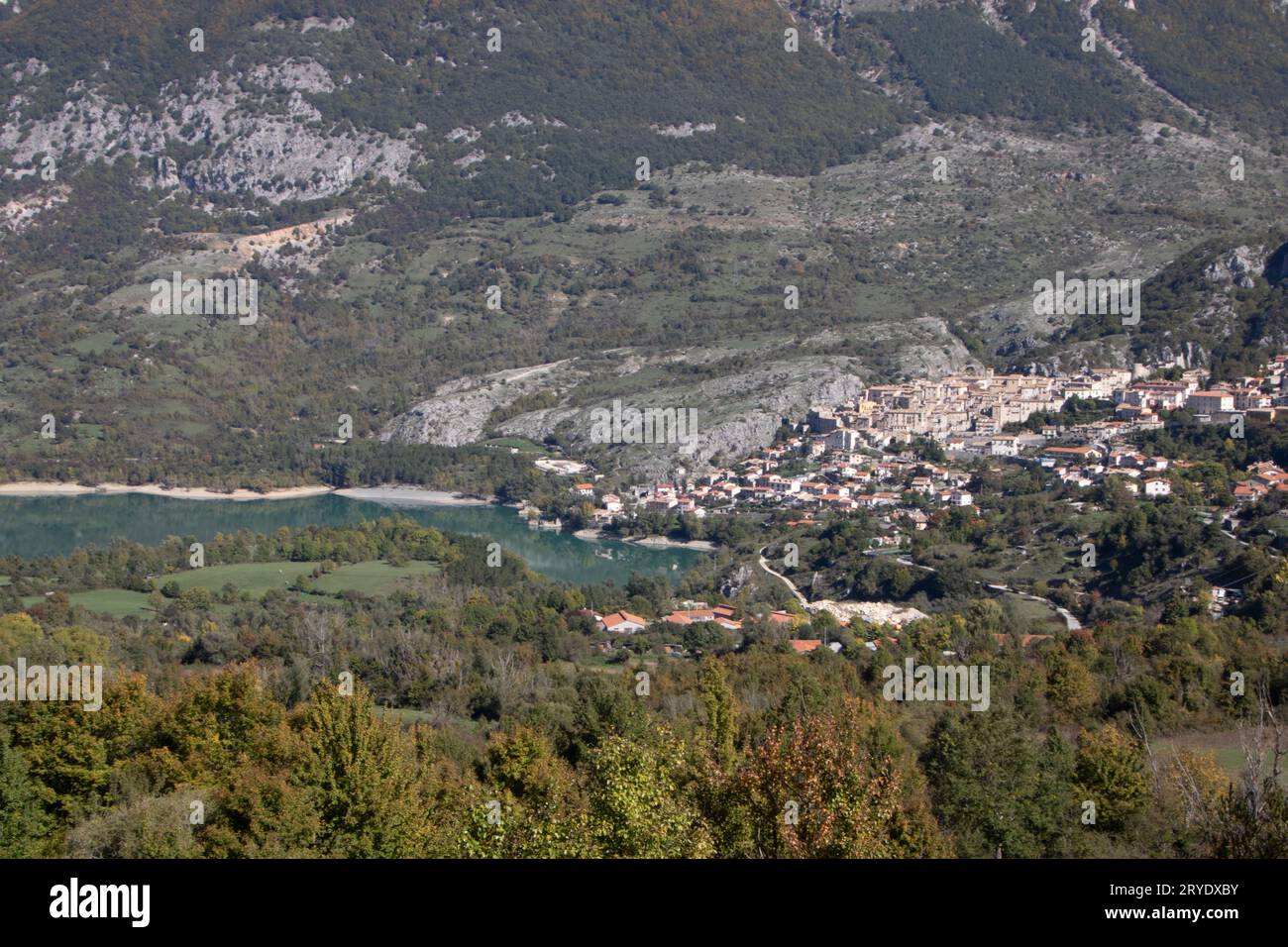 Das Dorf Barrea und der Barrea See in den Abruzzen Stockfoto