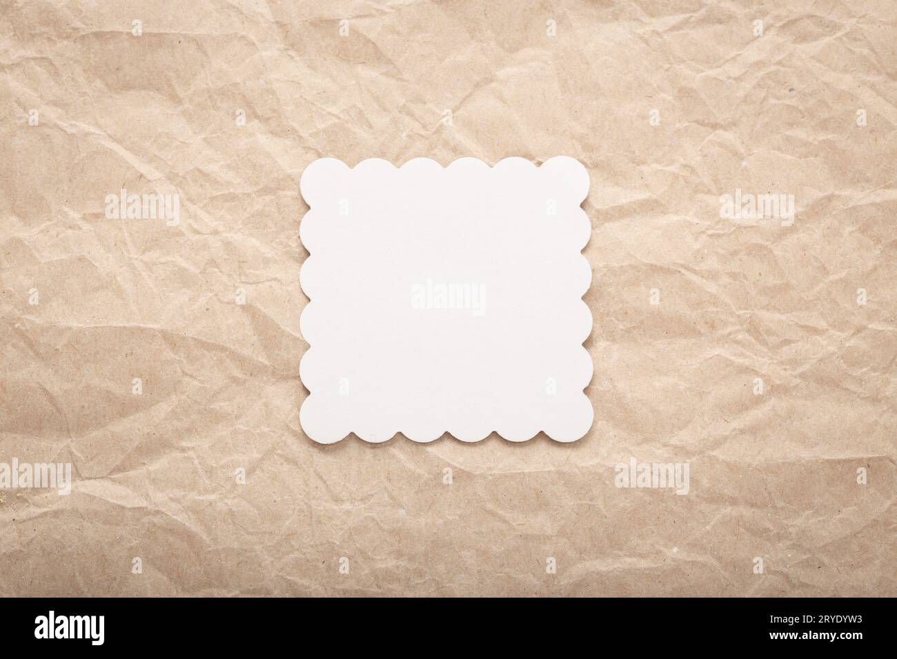 Modellvorlage einer weißen Pappkarte auf zerknittertem Papier Stockfoto