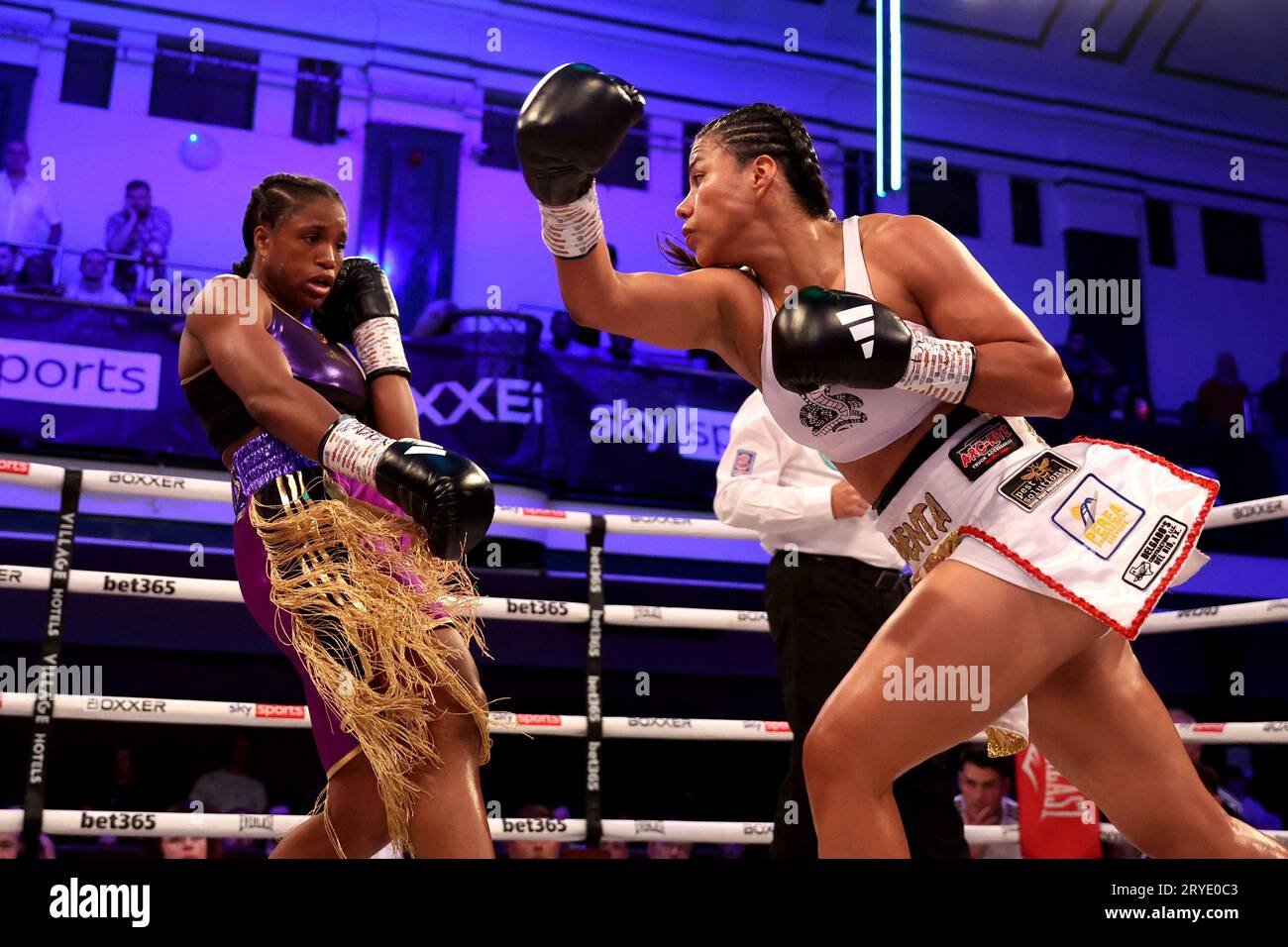Caroline Dubois (links) und Magali Rodriguez in Aktion während des IBO Lightweight Title Fight in York Hall, London. Bilddatum: Samstag, 30. September 2023. Stockfoto
