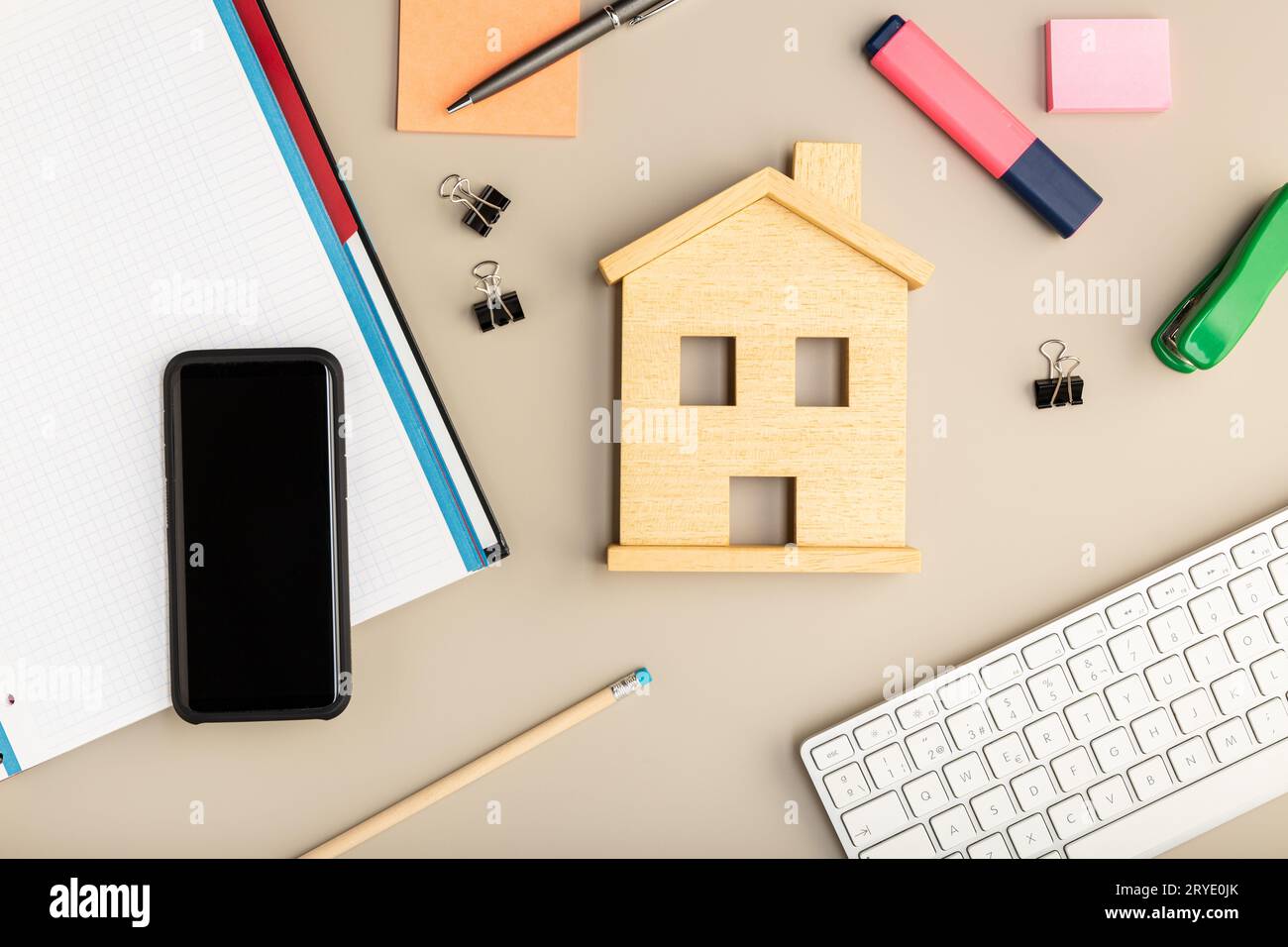 Konzept für die Arbeit zu Hause. Tischtelefon, Tastatur und Bürobedarf Stockfoto