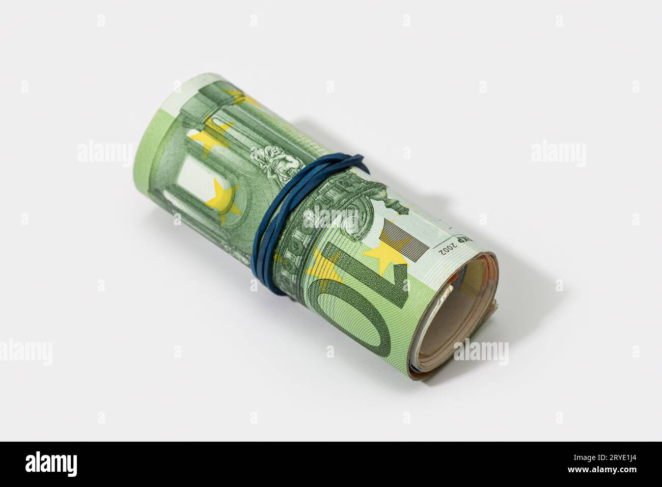 Rolle von Euroscheine mit Gummiband isoliert auf weißem Hintergrund Stockfoto