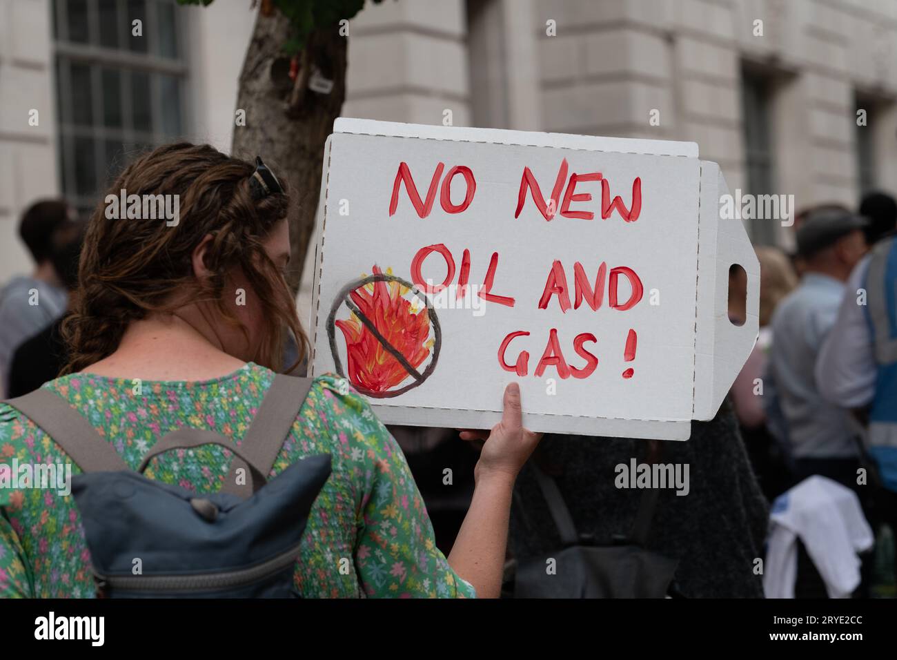 London, Großbritannien. 30. September 2023. Fossil Free London-Aktivisten protestieren gegen die geplante Ausbeutung des Ölfeldes Rosebank vor der schottischen Küste. Rosebank ist das größte unerschlossene Ölfeld in den Gewässern des Vereinigten Königreichs und wird von Equinor, einem norwegischen Staatsunternehmen, genutzt. Ministerpräsident Rishi Sunak erklärte, er wolle die Ölförderung „maximal“ ausschöpfen, während Kritiker sagen, dass Rosebank zur weiteren globalen Erwärmung beitragen wird, Meeresökosysteme bedrohen und nichts tun wird, um hohe Energiepreise zu senken. Quelle: Ron Fassbender/Alamy Live News Stockfoto