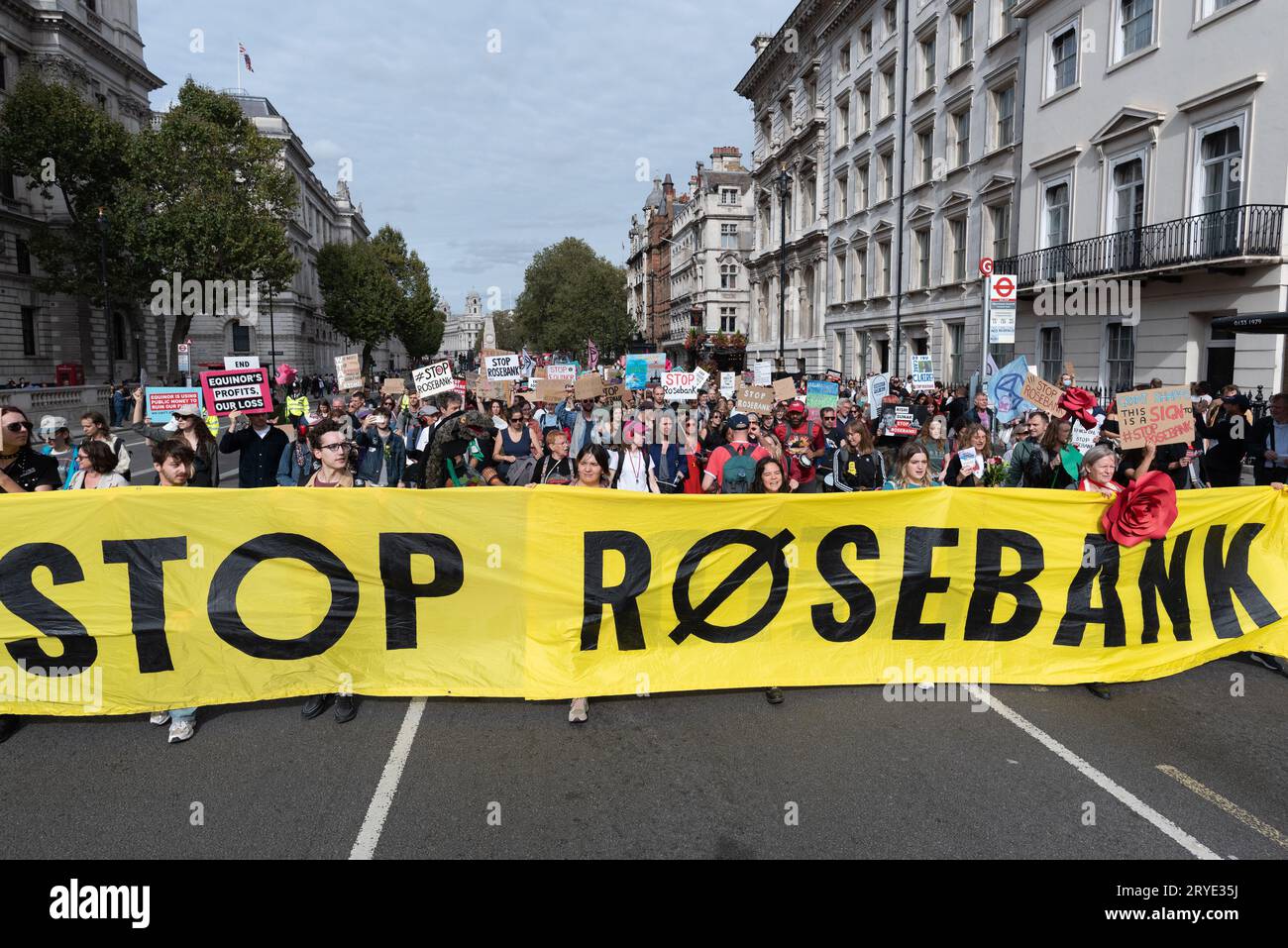 London, Großbritannien. 30. September 2023. Fossil Free London-Aktivisten protestieren gegen die geplante Ausbeutung des Ölfeldes Rosebank vor der schottischen Küste. Rosebank ist das größte unerschlossene Ölfeld in den Gewässern des Vereinigten Königreichs und wird von Equinor, einem norwegischen Staatsunternehmen, genutzt. Ministerpräsident Rishi Sunak erklärte, er wolle die Ölförderung „maximal“ ausschöpfen, während Kritiker sagen, dass Rosebank zur weiteren globalen Erwärmung beitragen wird, Meeresökosysteme bedrohen und nichts tun wird, um hohe Energiepreise zu senken. Quelle: Ron Fassbender/Alamy Live News Stockfoto