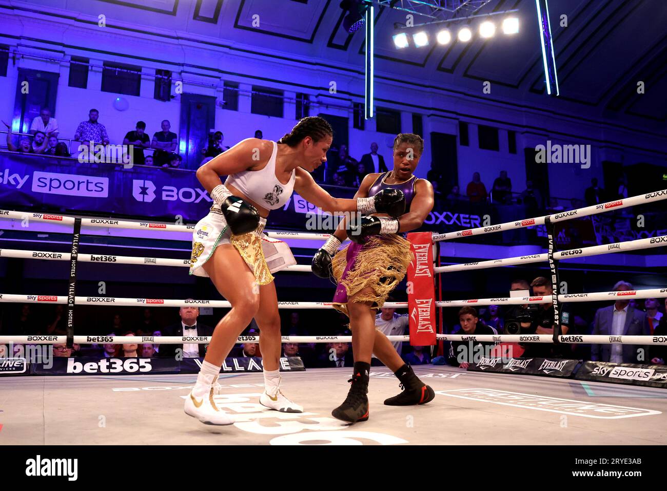 Caroline Dubois (rechts) und Magali Rodriguez in Aktion während des IBO Lightweight Title Fight in York Hall, London. Bilddatum: Samstag, 30. September 2023. Stockfoto