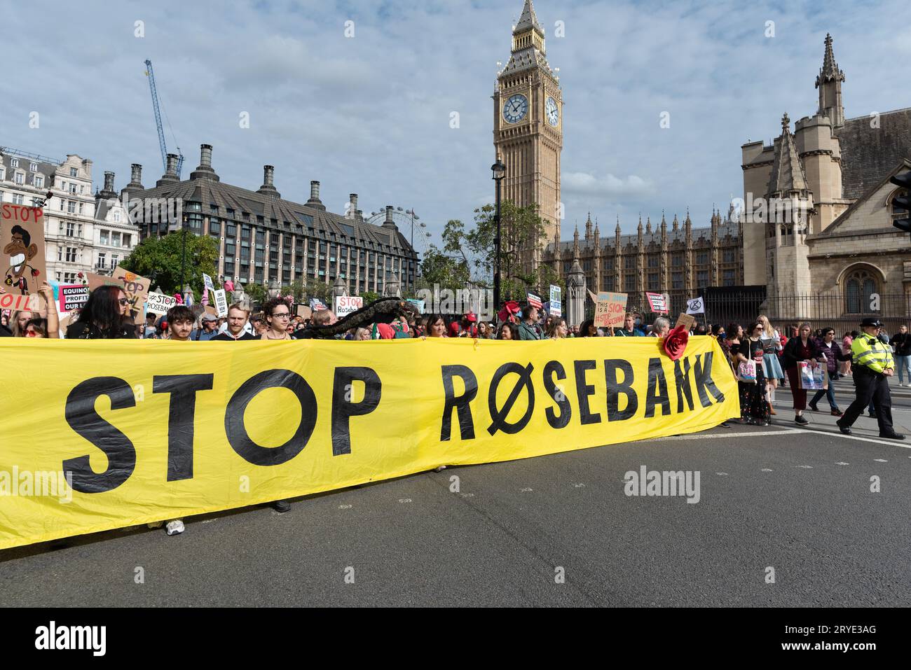 London, Großbritannien. 30. September 2023. Fossil Free London-Aktivisten protestieren gegen die geplante Ausbeutung des Ölfeldes Rosebank vor der schottischen Küste. Rosebank ist das größte unerschlossene Ölfeld in den Gewässern des Vereinigten Königreichs und wird von Equinor, einem norwegischen Staatsunternehmen, genutzt. Ministerpräsident Rishi Sunak erklärte, er wolle die Ölförderung „maximal“ ausschöpfen, während Kritiker sagen, dass Rosebank zur weiteren globalen Erwärmung beitragen wird, Meeresökosysteme bedrohen und nichts tun wird, um hohe Energiepreise zu senken. Quelle: Ron Fassbender/Alamy Live News Stockfoto